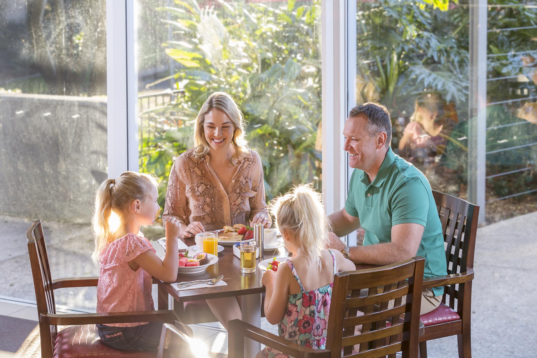Racv Royal Pines Resort Gold Coast Benowa Экстерьер фото Family at breakfast